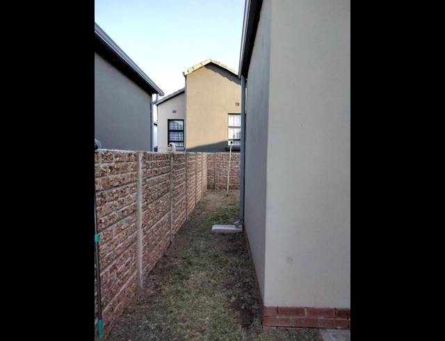 2 BEDROOM HOUSE FOR SALE IN SOUTH HILLS